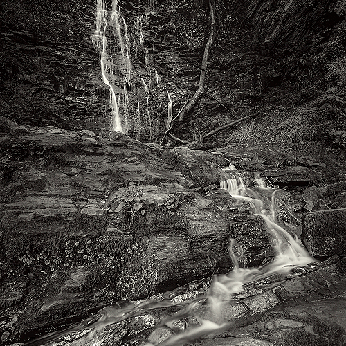 image-product-uitsnede-kunstfotografie-natuur-fine-art-fotografie-natuur-bekende-fotografen-natuur-bijzondere-fotografen-kunstzinnige-fotografie-natuurfotografie-zwartwit-fine-art-foto-rotsen-waterval-water-klettersteig-duitsland-566022zw-waterfall-study-ideasonthefloor.com