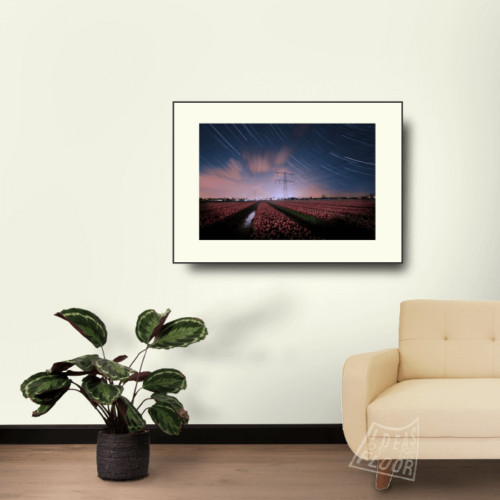 image-product-wanddecoratie-muurdecoratie-poster-fotoprint-lijst-passepartout-foto-startrail-tulpen-tulpenvelden-zevenaar-nacht-titel-startrail-tulips-ideasonthefloor