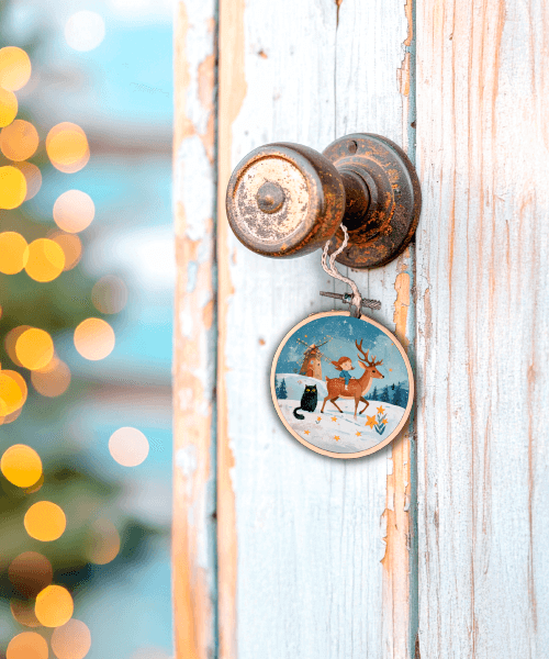 img-kersthanger-deurhanger-boomhanger-kerstdecoratie-kerst-meisje-hert-idyllisch-tafereel-kerstversiering-sneeuw-lief-sfeerbeeld-cadeau-onder-10-ideasonthefloor-ideas-on-the-floor-marieke-van-helden
